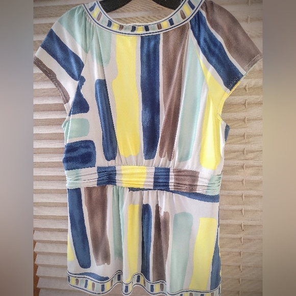 BCBGMaxAzria V-Neck Short Sleeve Blouse, Multicolor, Perfect Condition - Picture 2 of 7